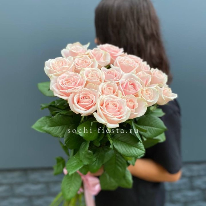 Высокие розовые розы в Рыбинске