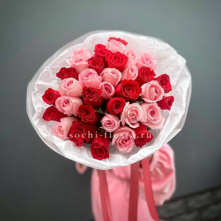 Букет красных и розовых 35 роз в Рыбинске