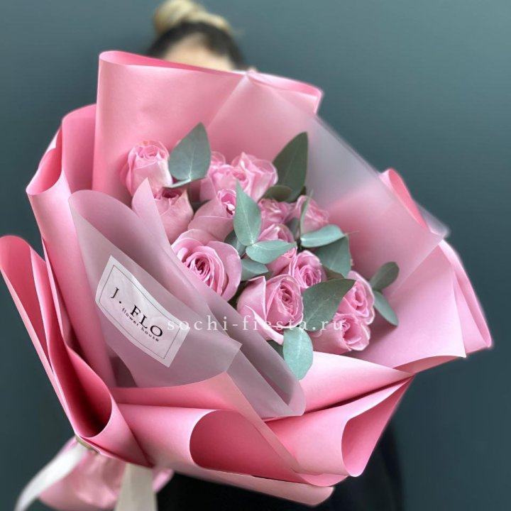 15 Розовых роз с эвкалиптом в Рыбинске