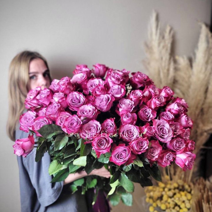 Охапка высоких роз Деп перпел в Рыбинске