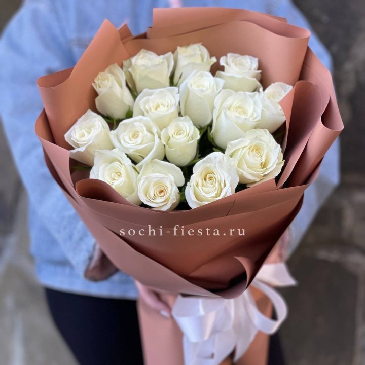 15 белых роз сиена в Рыбинске