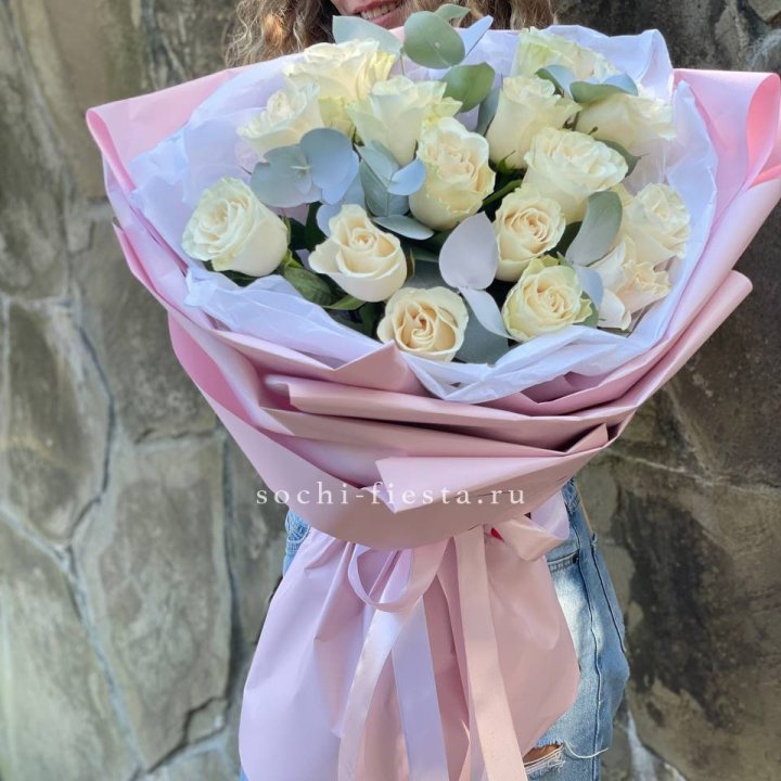 Белые розы в авторском оформлении в Рыбинске