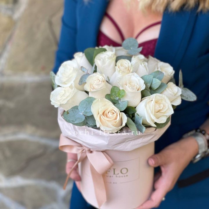 Цилиндр из белых роз в Рыбинске