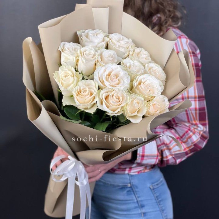15 белых роз кофе в Рыбинске