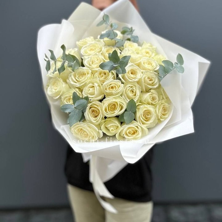 31 белая роза с эвкалиптом в Рыбинске