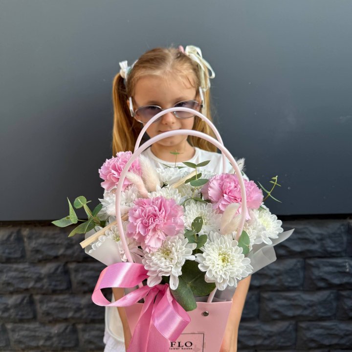 Сумочка из стойких хризантем и диантуса в Рыбинске