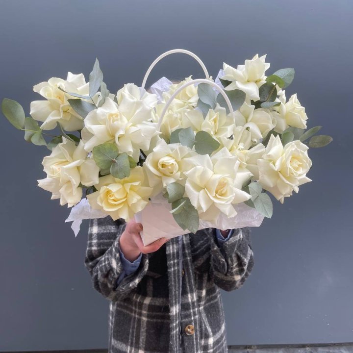 15 белых роз в сумочке в Рыбинске