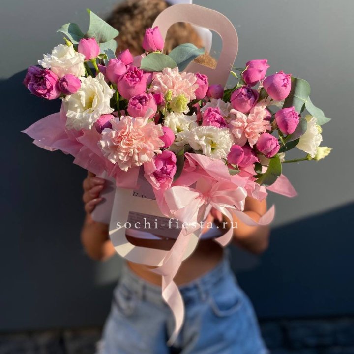 Сумочка с кустовой розой и диантусами в Рыбинске