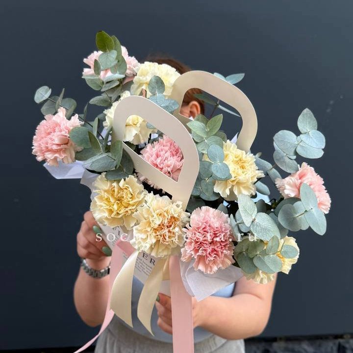 Сумочка из диантусов в Рыбинске