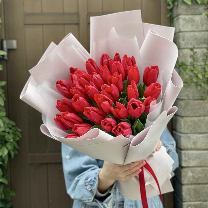 35 красных тюльпанов в Рыбинске